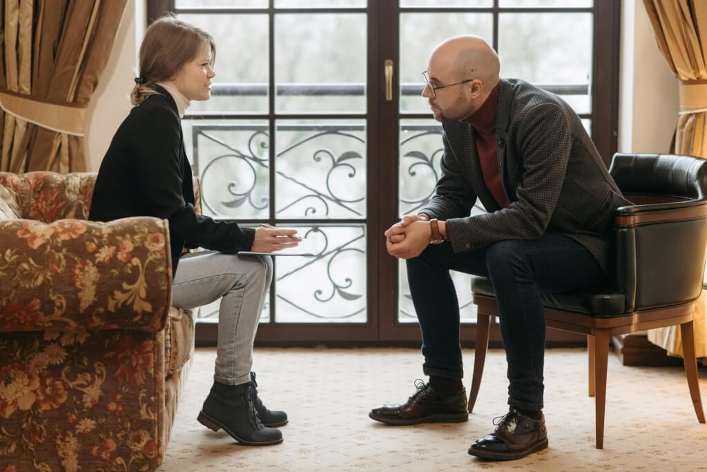 Pacjent rozmawia z psychologiem podczas konsultacji w Krakowie